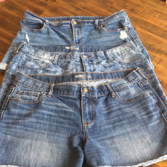 Old Navy Denim - THREE PAIR OF OLD NAVY JEAN SHORTS 🩳